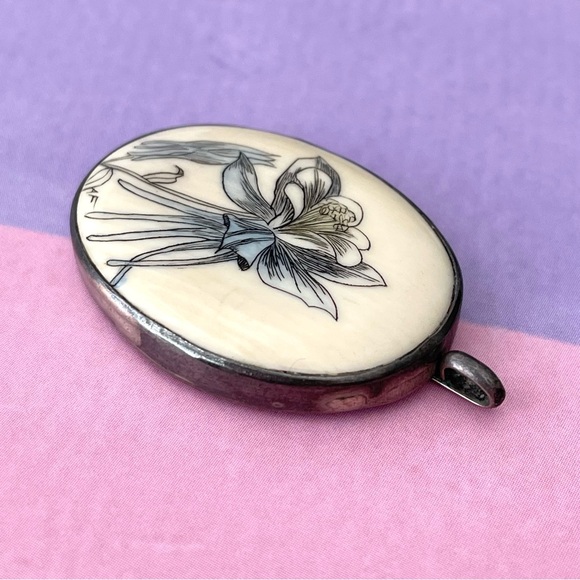 Vintage signed scrimshaw style pendant columbine flower silver plate? - Picture 4 of 10